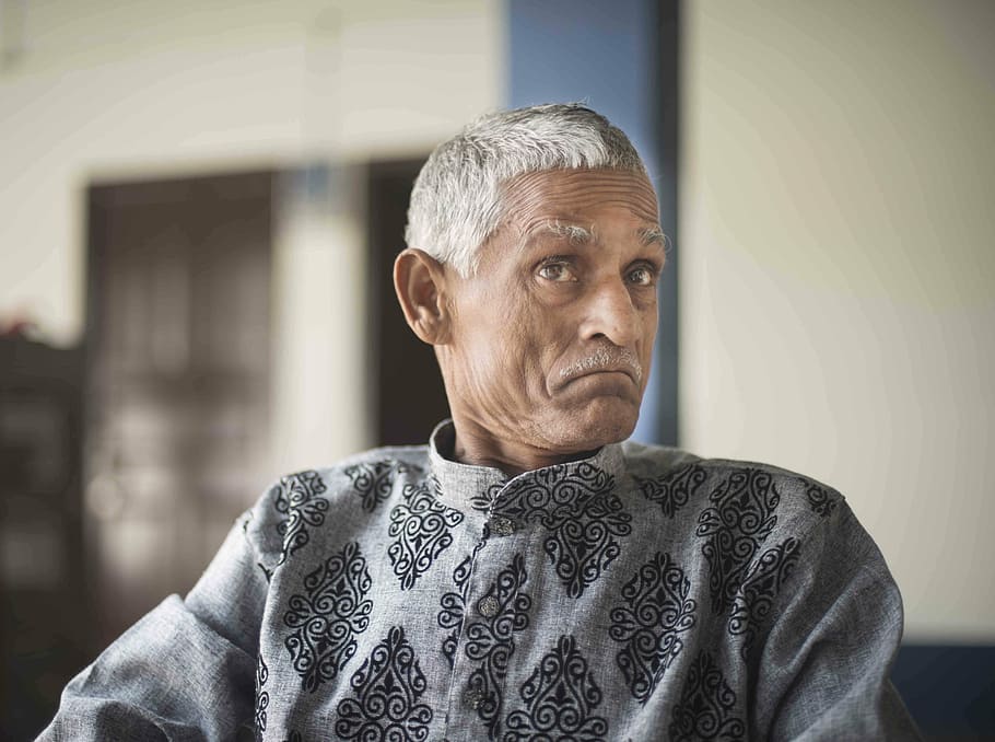 mand, indien, ekspression, kun mænd, kun en mand, kun voksne, en person, gråt hår, hovedskud, kun en moden mand, mennesker, moden voksen, voksen, portræt, senior voksen, forfra, kigger på kameraet, fokus på forgrunden, hanner, modne mænd, sweater, herrer, rigtige mennesker, indendørs, dag, leder, overvejelse, 5K