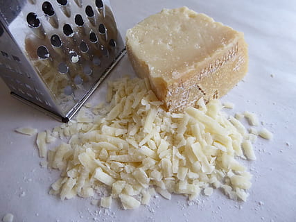 geriebener Käse, Käse, Parmesan, gerieben, Reibe, Lebensmittel, Küche, Italienisch, Kochen, Zutat, Gelb, Essen und Trinken, Frische, drinnen, Stillleben, keine Leute, Küchenutensilien, Wohlbefinden, High Angle View, gesundes Essen, Nahansicht, Milchprodukt, Vorbereitung, Tabelle, weiße Farbe, italienisches Essen, Parmesan Käse, Versuchung, 2K, CC0, gemeinfrei, lizenzfrei