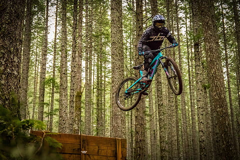 Berg, Tee, Teehaus, Berg, Tee, Haus, eine Person, Wald, Nur ein Mann, Nur Männer, Abenteuer, Baum, Sport, Helm, Transport, Fahrrad, Kopfbedeckungen, Land, Bewegung, in voller Länge, Freizeitbeschäftigung, Reiten, Pflanze, Lebensstile, Mountainbike, Tag, Aktivität, Fertigkeit, draußen, 2K, CC0, gemeinfrei, lizenzfrei