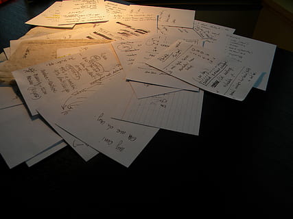 Hinweis, Karte, Desktop, Arbeit, unordentlich, dunkel, Notiz-Karte, Papier-, Notenblätter, Entwurf, Planung, planen, Diagramm, drinnen, dokumentieren, Kommunikation, Tabelle, keine Leute, Stillleben, Text, High Angle View, Stift, Nahansicht, Musik Note, Papierkram, Weiß, Geschäft, Brief, Bildung, 2K, CC0, gemeinfrei, lizenzfrei