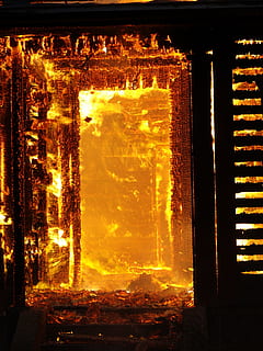 fiamma, fuoco, inferno, ardente, fuoco - fenomeno naturale, nessuno, calore - temperatura, architettura, struttura costruita, natura, colore arancione, cartello, comunicazione, porta, esterno dell'edificio, costruzione, segnale di pericolo, all'aperto, Entrata, bruciato, 2K, CC0, dominio pubblico, privo di copyright