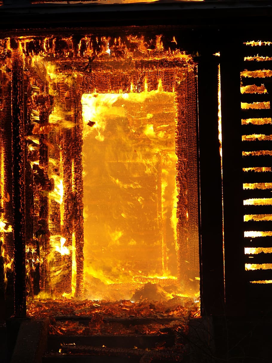 fiamma, fuoco, inferno, ardente, fuoco - fenomeno naturale, nessuno, calore - temperatura, architettura, struttura costruita, natura, colore arancione, cartello, comunicazione, porta, esterno dell'edificio, costruzione, segnale di pericolo, all'aperto, Entrata, bruciato, 2K
