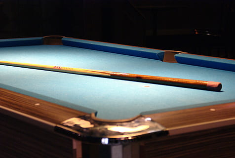 blå, Brun, billardbord, cue, Pind, bord, taco, billard, pool spil, pool cue, pub, snooker, sport, fritidsspil, spille, bold, pool - cue sport, poolbord, pool bold, indendørs, ingen mennesker, træ - materiale, fritidsaktivitet, lempelse, musik, fravær, belysningsudstyr, tæt på, belyst, stilleben, pool hall, 4K, CC0, offentligt domæne, royaltyfrie