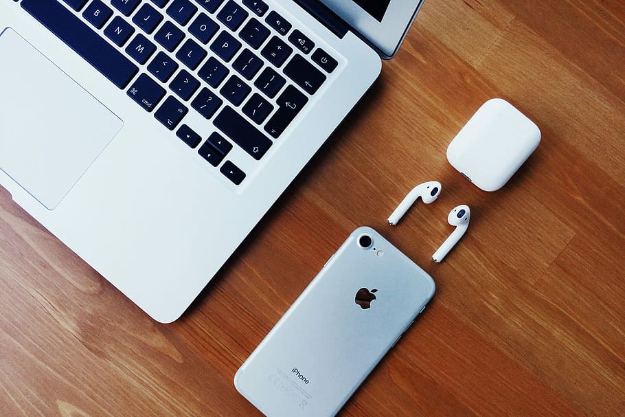 plata iPhone 6, marró, fusta, plata iphone 7, airpods, MacBook Air, portàtil, telèfon, tecnologia, MacBook Pro, disseny, creatiu, disseny d’escriptori, beines de l'oïda, poma, smartphone, espai de treball, treballar, negocis, pis pla, ordinador, tecnologia sense fils, connexió, taula, teclat, teclat d’ordinador, equips informàtics, comunicació, cap gent, material de fusta, a l'interior, vista d’angle alt, mobles, escriptori, natura morta, oficina, dispositiu d’informació portàtil, clau d’ordinador, en blanc, gra de fusta, 2K
