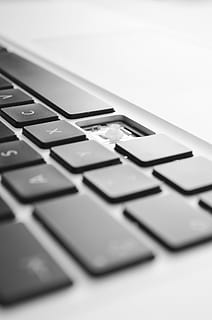 computador, teclado, quebrado, chaves, hardware, pc, calculadora, caderno, branco, teclado de computador, computador portátil, escritório, equipamentos de informática, tecnologia sem fio, tecnologia, conexão, foco seletivo, comunicação, fechar-se, dentro de casa, peça de computador, dispositivo de informação portátil, chave de computador, ninguém, carta, ainda vida, mesa, alfabeto, 4K, CC0, domínio público, royalty free