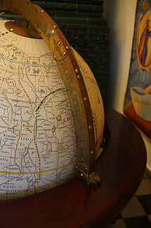 carta geografica, mondo, pianeta, globo, terra, direzione, vecchio stile, singolo oggetto, antico, bussola di navigazione, in casa, globo - Oggetto creato dall'uomo, pianeta Terra, guida, mappa del mondo, natura morta, tavolo, nessuno, avvicinamento, comunicazione, vista dall'alto, esplorazione, geografia fisica, viaggio, sfera, 5K, CC0, dominio pubblico, privo di copyright