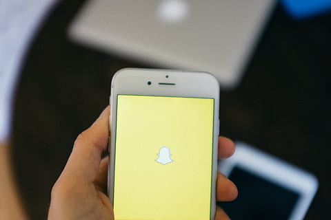 imza, Snapchat, nesneleri, cep telefonu, akıllı telefon, telefon, teknoloji, iphone, insan eli, kablosuz teknoloji, iletişim, Internet, Uygulama yazılımı, dokunmatik ekran, tutma, apple bilgisayarlar, hareketlilik, küresel iletişim, Metin mesajlaşma, kapatmak, modern, ekipman, dokunma, taşınabilir bilgi cihazı, el, bağ, insan vücudu parçası, bir kişi, içeriye, Sarı, ön plana odaklanmak, bilgisayar, yetişkin, ekran, parmak, bilgisayar simgesi, 4K, CC0, kamu malı, telif ücretsiz