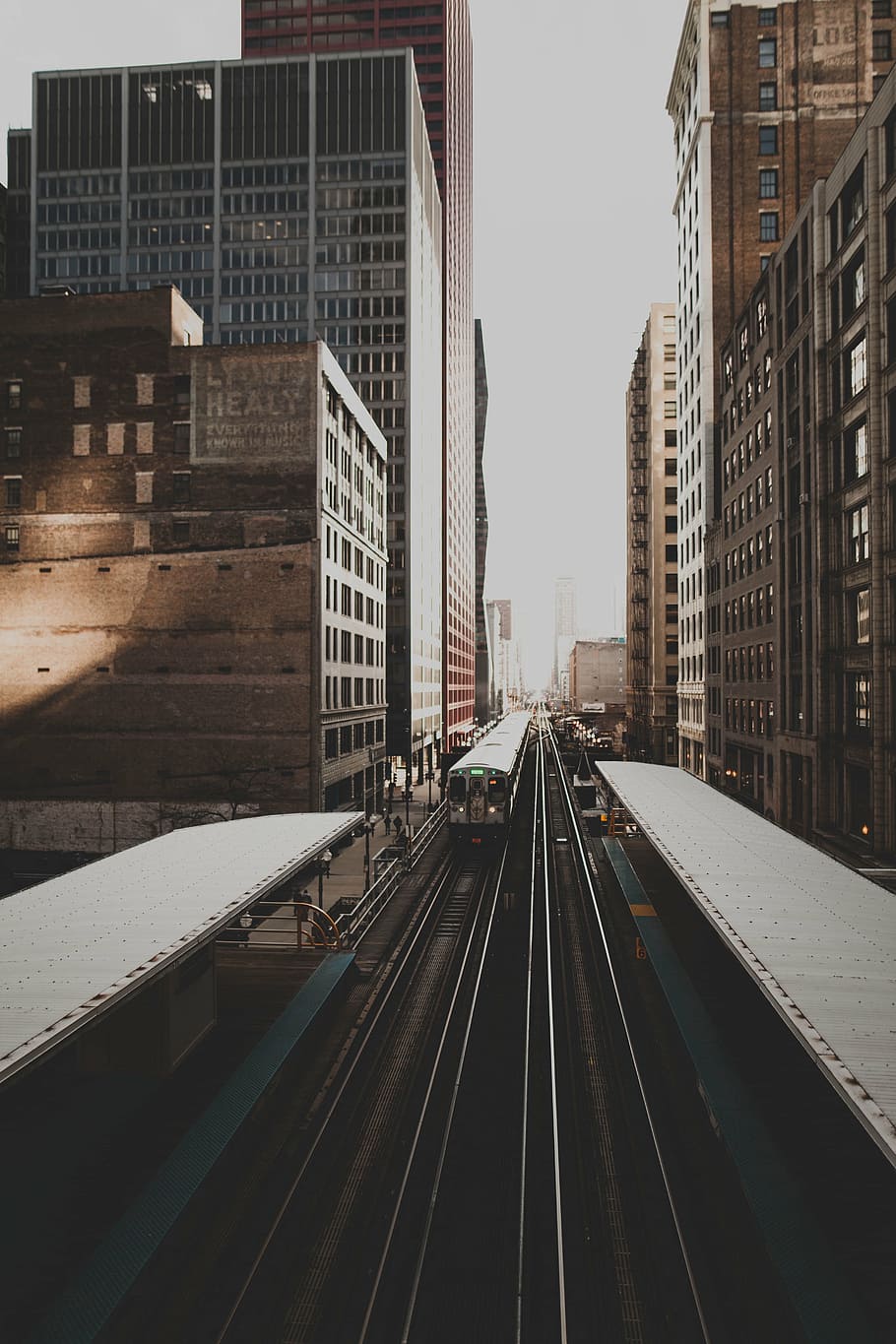aèria, veure la fotografia, estació de tren, tren, estació, rail, ruta, urbà, ciutat, edifici, establiment, arquitectura, exterior de l'edifici, estructura construïda, transport, a l'aire lliure, hivern, vies del ferrocarril, dia, temperatura de fred, pista, manera de transport, transport per ferrocarril, naturalesa, cap gent, barri residencial, exterior d’edifici d’oficines, vida de ciutat, el camí a seguir, transport públic, direcció, carrer, perspectiva decreixent, gratacels, 5K