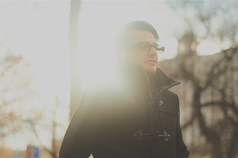 Mann, schwarz, Mantel, kahl, Baum, tragen, gerahmt, Brille, nahe, Bäume, Kerl, Jacke, kalt, Menschen, Gesicht, Sonnenschein, eine Person, junger Erwachsener, Linseneffekt, nur eine frau, Nur eine junge Frau, nur für Erwachsene, Erwachsene, kabellose Technologie, halten, Tag, suchen, Lebensstile, Natur, junge Männer, draußen, Freizeitbeschäftigung, Pflanze, echte Menschen, Betrachtung, Wegschauen, warme Kleidung, 1080P, CC0, gemeinfrei, lizenzfrei