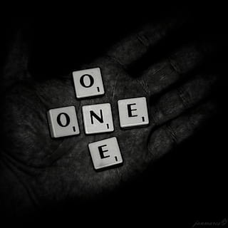 mà, Scrabble, lletres, a l'interior, comunicació, primer pla, alfabet, carta, text, bloc de joguines, nombre, una persona, vista d’angle alt, enfocament selectiu, part del cos humà, joguina, mà humana, tecnologia, part del cos, guió occidental, persones reals, fons negre, 2K, CC0, domini públic, lliure de regalies