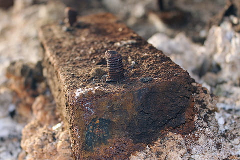 ferrugem, ferro, parafuso, fechar-se, ninguém, metal, oxidado, dia, texturizado, sólido, rock - objeto, Rocha, focar em primeiro plano, ao ar livre, natureza, foco seletivo, atropelar, estragado, rude, intemperizado, velho, unha, 2K, CC0, domínio público, royalty free