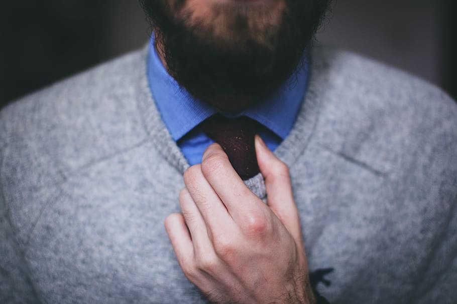 home, portar, gris, suèter, dessuadora, arreglant, corbata, barba, mà, masculí, samarreta, persona, roba, ajustar la corbata, coll, blau, elegant, una persona, adult, homes, negocis, mà humana, part del cos humà, persona de negocis, primer pla, ben vestit, roba d'home, a l'interior, home de negocis, mascles, vista frontal, adult jove, Vestint-se, 5K
