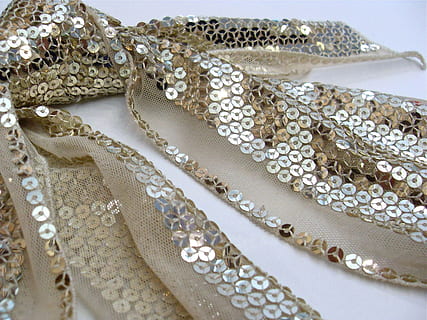kulta-, paljetein koristeltu, huivi, valkoinen, pinta-, lähikuva, makro, paljetteja, tekstiilit, kangas, keltainen, sparkly, ylellisyys, muoti, korut, rikkaus, eleganssi, ei ihmisiä, tekstiili, kuvio, vaatetus, valkoinen väri, helmi korut, sisällä, jälleenmyynti, pitsi - tekstiili, kaulakoru, asetelma, formalwear, kiiltävä, Myytävänä, kulu, myynti, seurapiiri, koristeellinen, kukka kuvio, ylempi luokka, hopea värillinen, 720P, CC0, public domain, rojaltivapaa