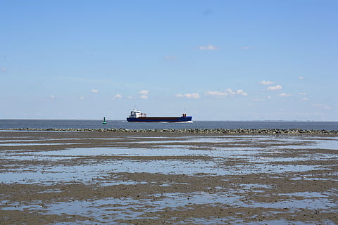 vaixell, carguero, platja, reflux, watts, vaixell portacontenidors, contenidor, frachtschiff, elbe, Hamburg, aigua, trànsit, indústria, transport, Enviament, estiu, ozeanriese, gran, vaixell nàutic, manera de transport, mar, cel, naturalesa, dia, escenics - natura, terra, bellesa a la natura, viatjar, horitzó, cap gent, vela, moviment, tranquil·litat, escena no urbana, horitzó sobre l’aigua, a l'aire lliure, ancorat, embarcacions de passatgers, marea baixa, 4K, CC0, domini públic, lliure de regalies