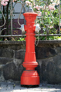 idrante rosso, idrante vigile del fuoco, idrante, rosso, giorno, architettura, sicurezza, protezione, natura, nessuno, acqua, all'aperto, pianta, struttura costruita, metallo, strada, ringhiera, caratteristica della parete, incidenti e disastri, marciapiede, valvola della macchina, 4K, CC0, dominio pubblico, privo di copyright