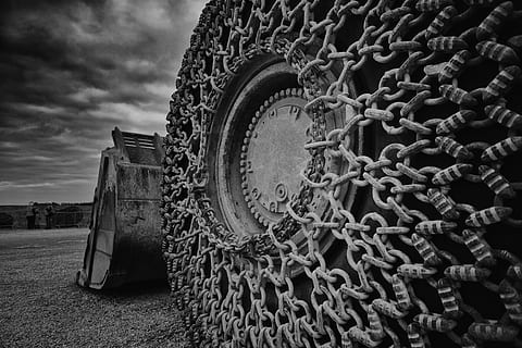 trattore, pneumatici, ruota, stringa, nero, grigio, agricoltura, i campi, nuvole, cielo, al di fuori, nessuno, metallo, giorno, nuvola - cielo, natura, catena, all'aperto, architettura, il passato, storia, struttura costruita, corda, vecchio, avvicinamento, modello, concentrarsi sulle conoscenze acquisite, comunicazione, testo, connessione, 4K, CC0, dominio pubblico, privo di copyright