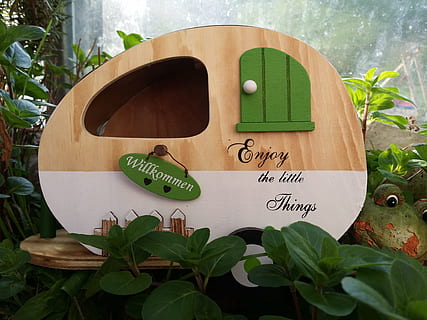 Wohnwagen, winziges Haus, klein, grüne Farbe, keine Leute, Tag, Nahansicht, drinnen, Kommunikation, Text, Blatt, westliche Schrift, Pflanzenteil, Pflanze, Natur, Wachstum, Zeichen, Holz - Material, Skript, Papier-, nicht-westliche Schrift, draußen, Information, Kunst und Handwerk, Botschaft, 4K, CC0, gemeinfrei, lizenzfrei