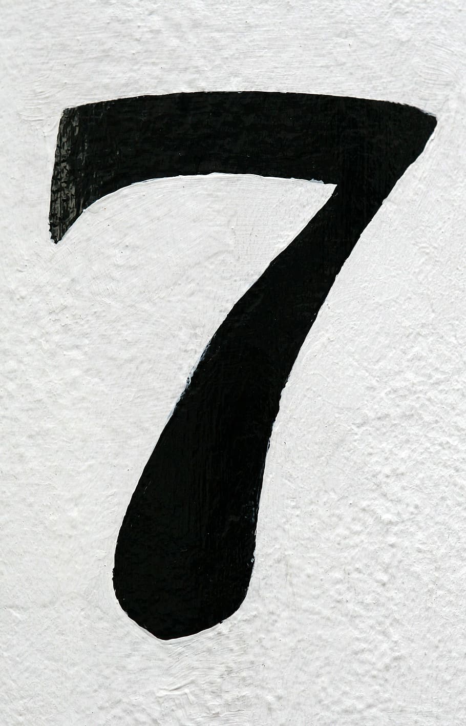 negre, raspallat, número 7, 7, comptar, dígit, nombre, numeral, domini públic, set, símbol, signe, blanc, fons, textura, cap gent, fons blanc, primer pla, dia, a l'aire lliure, color negre, funció de construcció de parets, Color blanc, art i artesania, creativitat, a l'interior, pintura, estructura construïda, patró, paper, arquitectura, representació, paret, 2K
