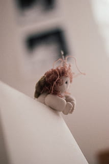 boneca anjo, anjo, boneca, objetos, de outros, fofa, criança, etnia caucasiana, uma pessoa, pessoas, pequeno, somente crianças, infância, uma garota só, dentro de casa, representação, fechar-se, pessoas reais, focar em primeiro plano, brinquedo, representação humana, foco seletivo, estilos de vida, semelhança feminina, interior de casa, vista lateral, arte e Artesanato, ainda vida, 4K, CC0, domínio público, royalty free
