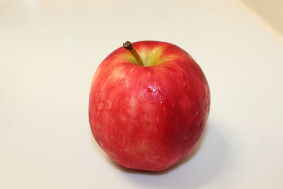 poma, ringo, fruita, taula, vermell, alimentació saludable, menjar i beguda, fruita de poma, menjar, frescor, benestar, sol objecte, tir de l'estudi, a l'interior, primer pla, cap gent, natura morta, tallar, Color blanc, estil de vida saludable, fons de colors, centrar-se en primer pla, madur, 5K