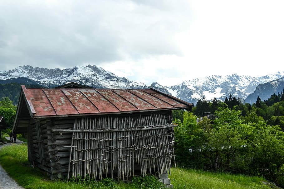 casa de bambú marró, fusta, casa, envoltat, arbres, muntanya, arbre, edifici, graner, edifici agrícola, Serra, snowcap, bosc, neu, verd, vintage, naturalesa, a l'aire lliure, cel, arquitectura, estructura construïda, planta, escenics - natura, temperatura de fred, núvol - cel, exterior de l'edifici, bellesa a la natura, cap gent, hivern, medi ambient, material de fusta, paisatge, muntanya nevada, cim de muntanya, 4K