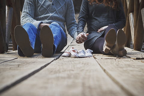 in attesa, Gemelli, uomo, donna, detenzione, mani, seduta, di legno, sentiero, persone, uomini, all'aperto, scarpa, strada, maschi, gamba umana, stili di vita, scena urbana, due persone, lunghezza intera, sezione bassa, parte del corpo umano, abbigliamento casual, solidarieta, donne, parte del corpo, adulto, giorno, persone reali, coppia - relazione, rilassamento, messa a fuoco selettiva, attività di svago, emozione positiva, jeans, adolescente, 4K, CC0, dominio pubblico, privo di copyright