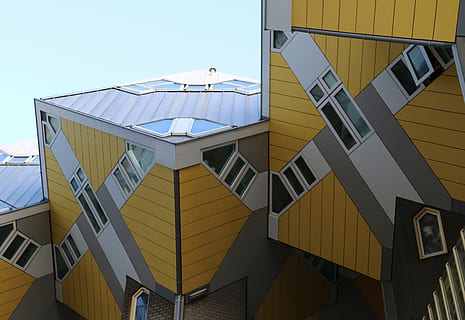 giallo, nero, architettonico, costruzione, architettura, infrastruttura, struttura, istituzione, appartamento, finestre, tetto, soffitto, cielo, struttura costruita, esterno dell'edificio, giorno, all'aperto, nessuno, avvicinamento, città, Inquadratura dal basso, cielo sereno, natura, moderno, finestra, blu, luce del sole, vetro - materiale, edificio per uffici esterno, quartiere residenziale, direttamente sotto, 5K, CC0, dominio pubblico, privo di copyright
