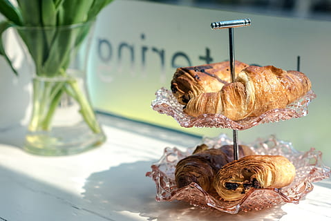 croissant, pane, display, tavolo, bicchiere, acqua, cibo e bevande, in casa, cibo, nessuno, vetro - materiale, freschezza, avvicinamento, trasparente, concentrarsi sulle conoscenze acquisite, vaso, contenitore, natura, natura morta, carne, verdura, testo, luce del sole, temi animali, piccolo, 5K, CC0, dominio pubblico, privo di copyright
