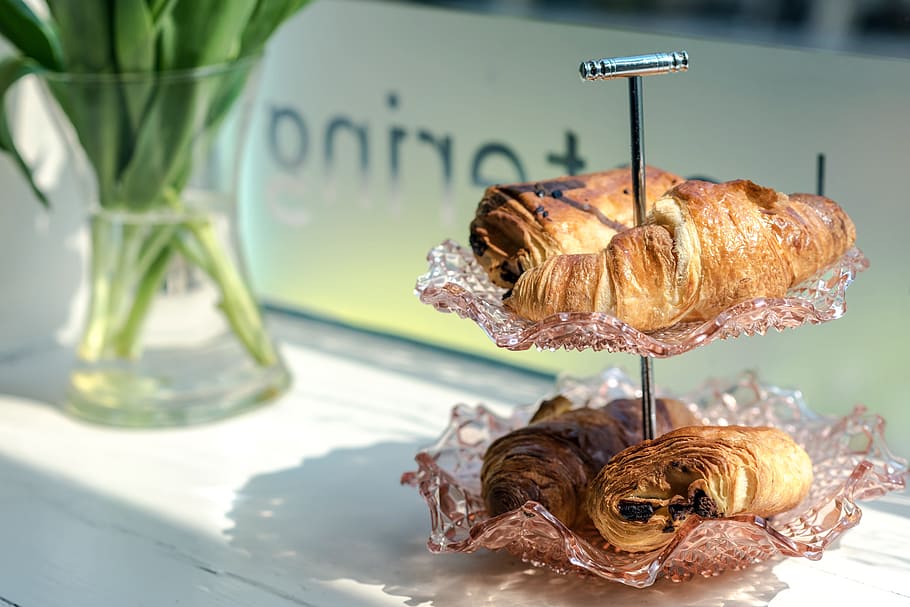 croissant, pane, display, tavolo, bicchiere, acqua, cibo e bevande, in casa, cibo, nessuno, vetro - materiale, freschezza, avvicinamento, trasparente, concentrarsi sulle conoscenze acquisite, vaso, contenitore, natura, natura morta, carne, verdura, testo, luce del sole, temi animali, piccolo, 5K