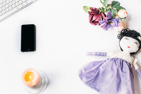 Foto, Puppe, gestylt, iphone, Konzepte und Ideen, Objekte, Computer, Laptop, Technologie, Blume, eine Person, drinnen, Erwachsene, Menschen, nur eine frau, blühende Pflanze, Pflanze, Schönheit in der Natur, Rose, Natur, weiße Farbe, Tabelle, Frauen, Mode, Frau, weißer Hintergrund, pinke Farbe, Studioaufnahme, lila, 4K, CC0, gemeinfrei, lizenzfrei