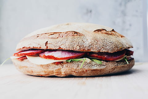 Hamburger di atas meja, roti isi daging, meja, makanan, sandwich, roti, keju, kesegaran, makanan dan minuman, daging, tidak ada orang, mengiris, tomat, gourmet, makan siang, makan, camilan, selada, makan sehat, merapatkan, sayur-mayur, gambar berwarna, latar belakang putih, siap untuk dimakan, dalam ruangan, masih hidup, makanan cepat saji, makan yang tidak sehat, fokus selektif, burger, tembakan studio, 4K, CC0, domain publik, bebas royalti