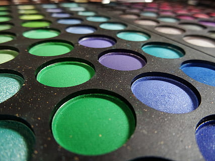 tavolozza ombretto nero, trucco, ombretto, ombra, occhio, polvere, cosmetico, verde, blu, colore, viola, multicolore, forma geometrica, avvicinamento, nessuno, cerchio, di fila, variazione, scelta, forma, tavolozza, messa a fuoco selettiva, fotogramma intero, sfondi, in casa, colore verde, concentrarsi sulle conoscenze acquisite, arte e artigianato, natura morta, pitture ad acquerelli, 5K, CC0, dominio pubblico, privo di copyright