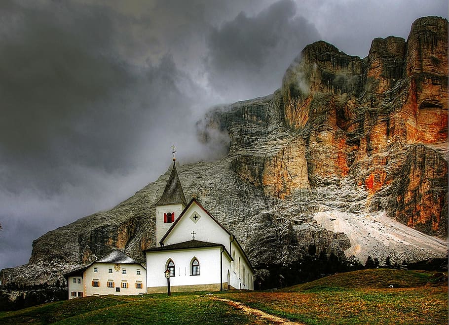 paisaje, montañas, naturaleza, cielo, arquitectura, edificio, nubes, nublado, niebla, tierras altas, casa, idílico, al aire libre, rocoso, escénico, visión, ver, nube - cielo, estructura construida, exterior del edificio, lugar de adoración, religión, montaña, belleza en la naturaleza, destinos de viaje, creencia, paisajes - naturaleza, árbol, ambiente, nadie, tierra, 1080P