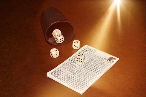 craps, terning, Spille, held, fællesskab spil, sollys, bord, indendørs, stilleben, ingen mennesker, papir, høj vinkel visning, repræsentation, menneskelig repræsentation, meddelelse, træ - materiale, mandlig lighed, kunstkultur og underholdning, tæt på, belyst, direkte over, musik, Brun, teknologi, 1080P, CC0, offentligt domæne, royaltyfrie
