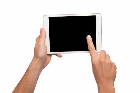 Person, halten, Weiß, ipad, Tablette, lesen, Bildschirm, streichen, berühren, benennen, Punkt, Gadget, modern, Internet, Finger, Digital, Technologie, Kontakt, Kommunikation, Verbindung, Elektronik, Daten, Gerät, Tippen, Eingang, Information, menschliche Hand, Berührungsempfindlicher Bildschirm, kabellose Technologie, isoliert, digitale Tablette, weißer Hintergrund, Mobilität, leer, Computer, Ausrüstung, Hand, menschliches Körperteil, ausgeschnitten, kopieren sie platz, eine Person, Studioaufnahme, zeigt, menschliches Glied, Körperteil, Gliedmaßen, menschlicher Arm, Flüssigkristallanzeige, 5K