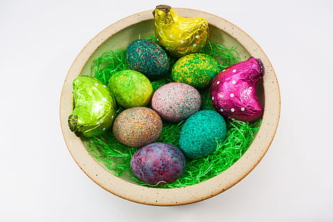 Paști, cuib, ou, colorat, găină, cuib de paste, ou de Paște, decoratiuni de Paști, personalizat, alimente, hartgekocht, ou pictat, primăvară, decor, diapozitiv, ciocolată, aur, verde, roz, turcoaz, violet, Culoarea verde, a închide, fruct, mancare si bautura, fundal alb, studio shot, coş, mâncare dulce, vedere în unghi mare, prospeţime, natură moartă, în interior, direct deasupra, nici o persoana, multi colorate, celebrare, castron, elimina, vacanţă, ispită, 4K, CC0, domeniu public, fără drepturi de autor