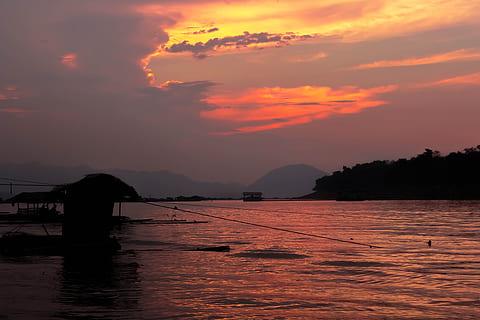 langit, awan, gerimis, matahari terbenam, air, keindahan di alam, awan - langit, scenics - alam, warna oranye, bayangan hitam, gunung, adegan yang tenang, ketenangan, alam, laut, angkutan, tepi laut, kapal laut, adegan non-urban, idilis, di luar rumah, tidak ada orang, 4K, CC0, domain publik, bebas royalti