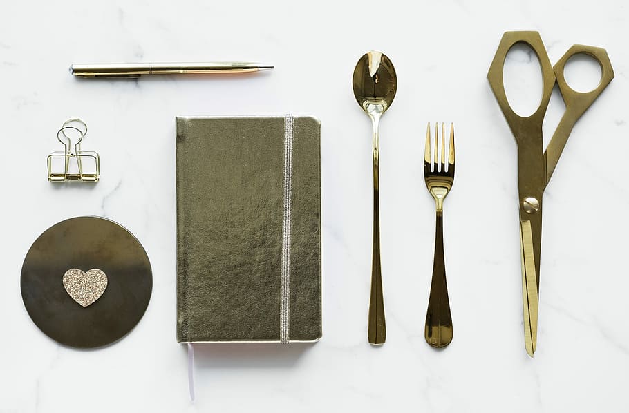 superior, veure la foto, llibre, utensilis de cuina, clip de carpeta, coberts, tisores, flatlay, bolígraf, estri de cuina, forquilla, utensili per menjar, equipament per a la llar, tir de l'estudi, configuració, directament a sobre, ganivet, ganivet de taula, cullera, a l'interior, fons blanc, grup d'objectes, metall, cap gent, equipament, taula, primer pla, elecció, antiguitat, acer, color plata, 1080P
