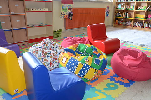 foto, nens, col·lecció de joguines, joguina, col · lecció, aula, escola, biblioteca, ensenyament, habitació, multicolor, a l'interior, dia, primer pla, cap gent, vista d’angle alt, plàstic, natura morta, contenidor, coixí, llit, seient, cadira, gran grup d'objectes, mobles, bossa, relaxació, absència, habitació domèstica, inflable, 2K, CC0, domini públic, lliure de regalies