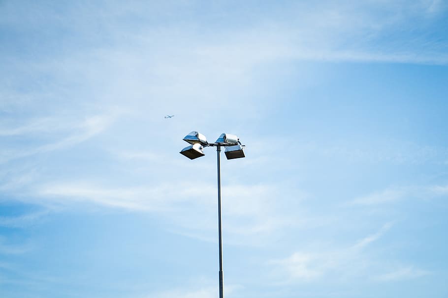 pla i senzill, baix, angle, publicació lleugera, llum, projector, blau, cel, minimalisme, equips d’il·luminació, vista d’angle baix, núvol - cel, naturalesa, llum del carrer, pol, carrer, dia, cap gent, a l'aire lliure, llum elèctrica, medi ambient, tecnologia, llum solar, alta - alta, conservació del medi ambient, recursos sostenibles, 5K