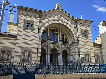 vilnius, Lithuania, sinagoga, Arsitektur, tempat terkenal, fasad, eksterior bangunan, struktur yang dibangun, bangunan, jendela, langit, hari, tidak ada orang, lengkungan, bendera, kota, pagar, tampilan sudut rendah, batas, alam, pembatas, di luar rumah, patriotisme, biru, jam, 2K, CC0, domain publik, bebas royalti