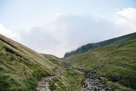hory během dne, fotografie krajiny, zelená, horský hřeben, zataženo, nebe, během dne, scafell štika, kopec, tráva, cesta, skalní stezka, sklon, Příroda, hora, krajina, scén, venku, mrak - nebe, zelená barva, nikdo, letní, krajiny, životní prostředí, scenics - příroda, krása v přírodě, mimoměstské scény, rostlina, klid, klidné scény, den, přistát, pohoří, prázdnin, horský vrchol, 5K, CC0, veřejná doména, bez autorských práv