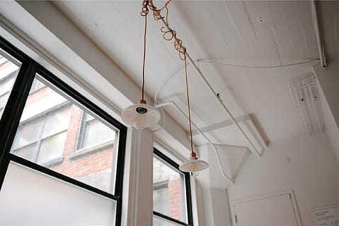 lys, loft, vinduer, hængende, lav vinkel visning, indendørs, ingen mennesker, arkitektur, belysningsudstyr, hvid farve, bygget struktur, loftsventilator, hjem interiør, vedhæng lys, dag, vindue, moderne, bygning, dekoration, overvågningskamera, sollys, 1080P, CC0, offentligt domæne, royaltyfrie