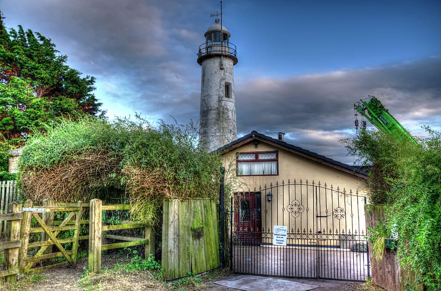 beix, casa, far, verd, arbres, navegació, biga, marítim, senyal, port, marí, torre, seguretat, nàutica, orientació, navegar, vora del mar, costaner, cel, núvols, hale, cheshire, Anglaterra, arquitectura, exterior de l'edifici, estructura construïda, edifici, arbre, planta, núvol - cel, naturalesa, cap gent, religió, lloc de culte, a l'aire lliure, destinacions de viatge, aigua, història, direcció, 4K