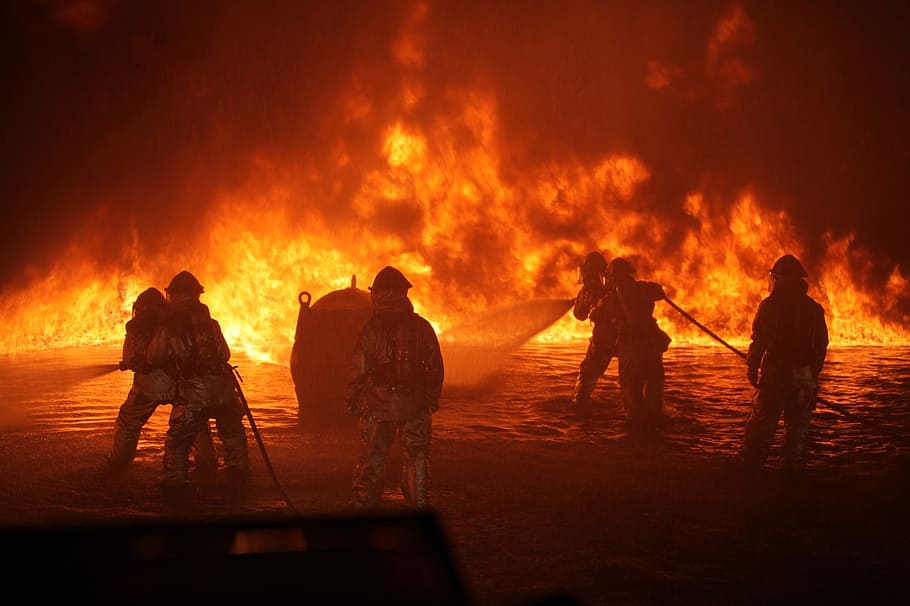 bombers contra incendis, bombers, formació, en viu, foc, controlat, protecció, perill, equipament, mànega, casc, esprai, broquet, feina, pràctica, seguretat, servei, cremant, flama, foc - fenomen natural, ocupació, bomber, accidents i desastres, grup de persones, de peu, naturalesa, calor - temperatura, mànega d'incendis, fum - estructura física, aigua, senyal d'advertència, ocupació dels serveis d’emergència, comunicació, signe, salut i medicina, treballador de rescat, treball en equip, fumigació, govern, infern, 1080P