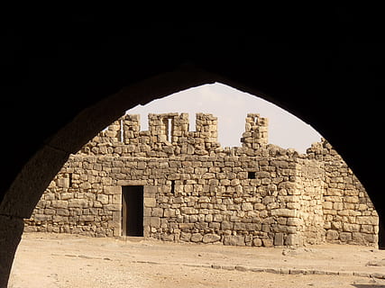 azraq, qasr azraq, Jordán, vacaciones, viaje, medio este, ruina, piedra, arco, ver, mirando, historia, arquitectura, el pasado, estructura construida, antiguo, vieja ruina, civilización antigua, exterior del edificio, edificio, destinos de viaje, nadie, arqueología, día, dañado, turismo, naturaleza, arruinado, Pared de piedra, material de piedra, deterioro, al aire libre, 4K, CC0, dominio público, libre de derechos