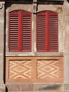 vindue, skodder, facade, lukket, træ skodder, rød, struktur, hauswand, arkitektur, ingen mennesker, bygget struktur, bygning udvendig, dag, væg, mønster, sikkerhed, murbygningsfunktion, murstens væg, bygning, udendørs, lukker, mursten, træ - materiale, indgang, 2K, CC0, offentligt domæne, royaltyfrie