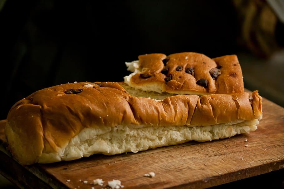 pa, tallar, fleca, menjar, marró, menjar i beguda, frescor, al forn, taula de tallar, natura morta, cap gent, primer pla, taula, a l'interior, material de fusta, llest per menjar, centrar-se en primer pla, bun, menjar poc saludable, menjar dolç, enfocament selectiu, tir de l'estudi, berenar, menjar francès, esmorzar, element de pastisseria al forn, temptació, 2K
