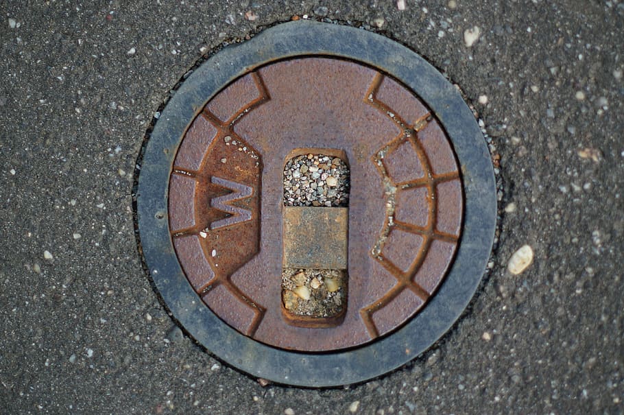 brandhane, vej, asfalt, gade, spildevand, høj vinkel visning, kloak, mandehul, ingen mennesker, transportmidler, form, by, geometrisk form, cirkel, dag, låg, direkte over, metal, tæt på, udendørs, mønster, hjul, 4K