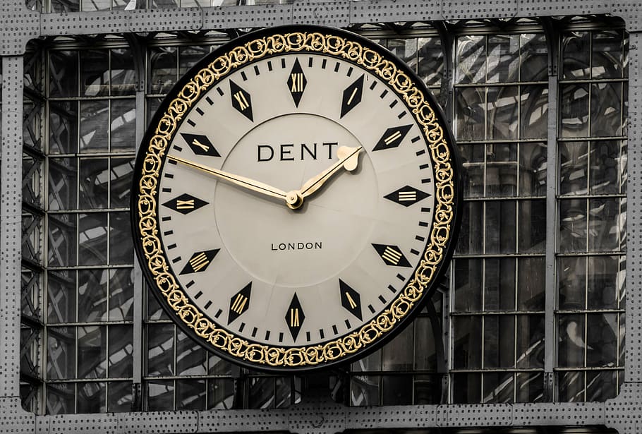 rellotge, gran, temps, minut, veure, hores, marcar, cronòmetre, cercle, ticker, clockface, oficina, sincronització, alarma, blanc, persona, jove, noia, referència, mà, cara, estirat, al matí, rellotge de cara, coixí, relaxació, descans, dormir, estudi, cansat, despertar, Londres, nombre, cap gent, forma geomètrica, forma, primer pla, precisió, funció de construcció de parets, instrument del temps, Minuta, comunicació, text, roman, dia, rellotge de mà, estructura construïda, arquitectura, rellotge de paret, 2K